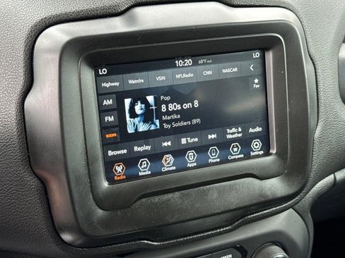 Used 2018 Jeep Renegade Latitude FWD image 23