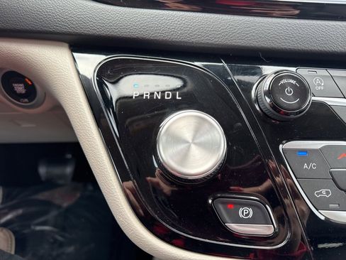 Certified 2024 Chrysler Pacifica Touring-L image 16