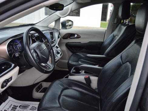 Used 2017 Chrysler Pacifica Touring-L Plus image 9