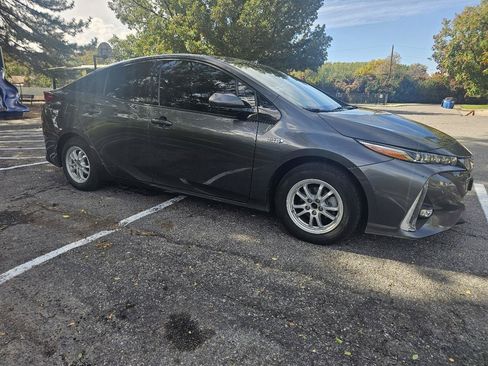 Used 2017 Toyota Prius Prime Advanced w/ Carpet Mat Package FWD image 7