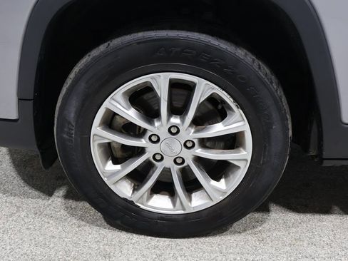 Used 2022 Jeep Cherokee Latitude Lux w/ Mopar Interior Package image 8