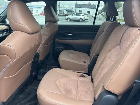 Used 2025 Toyota Grand Highlander AWD Hybrid image 11
