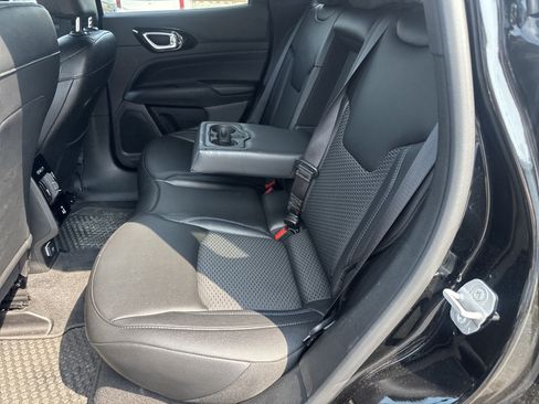Used 2025 Jeep Compass Latitude w/ Convenience Group AWD/4WD image 13