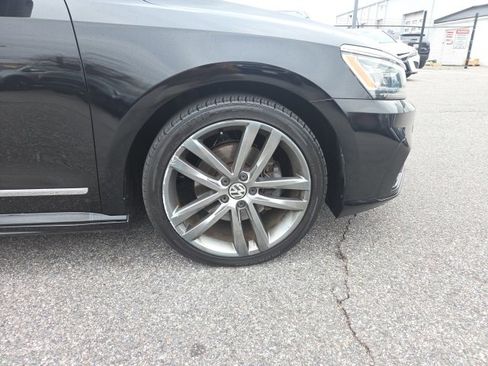 Used 2016 Volkswagen Passat 1.8T R-Line w/ R-Line Lighting Package image 28