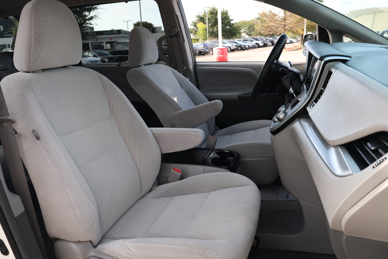 Used 2017 Toyota Sienna LE FWD image 29