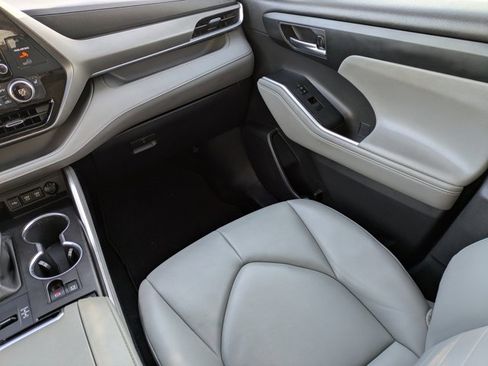 Used 2020 Toyota Highlander XLE image 19