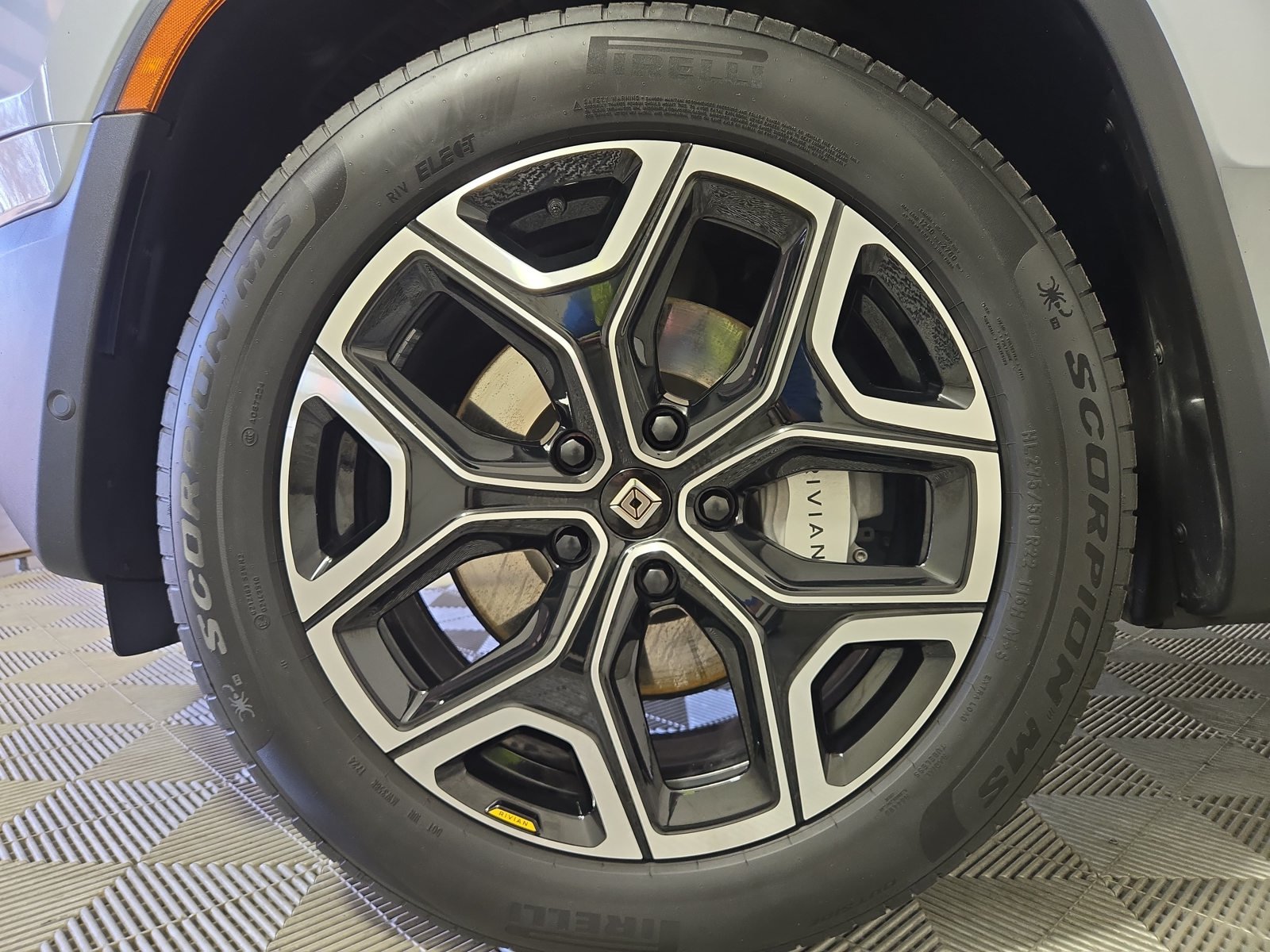 Used 2025 Rivian R1S Adventure Dual AWD/4WD image 9