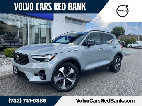 Used 2025 Volvo XC40 B5 Plus AWD/4WD image 1