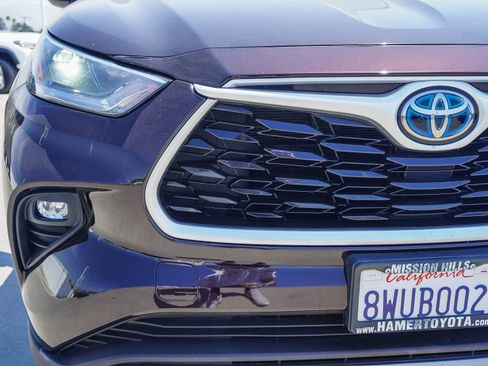 Certified 2021 Toyota Highlander XLE AWD/4WD image 12