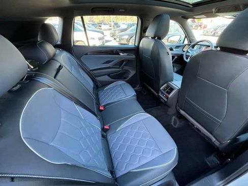 Certified 2025 Volkswagen Tiguan SEL R-Line image 21