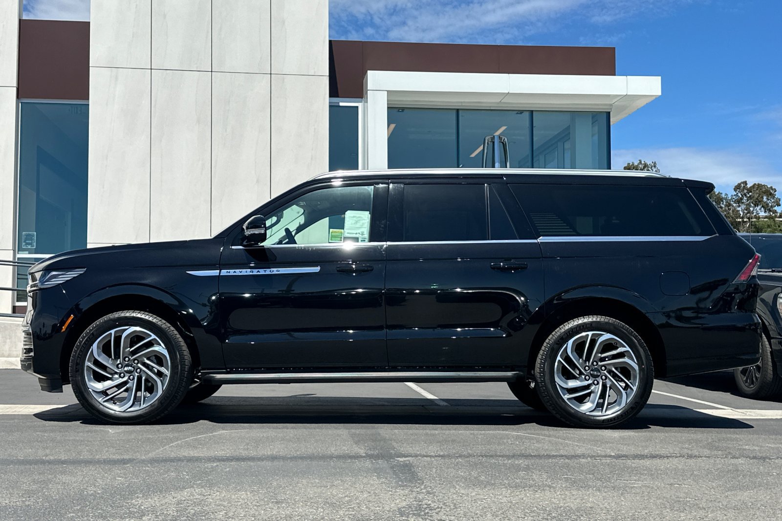 New 2026 Lincoln Navigator L Premier AWD/4WD image 6