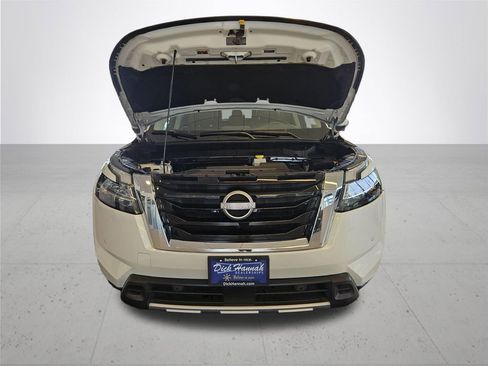 Used 2023 Nissan Pathfinder SL AWD/4WD image 4