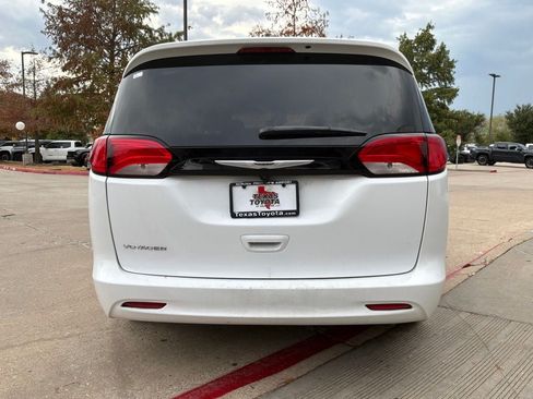 Used 2024 Chrysler Voyager LX FWD image 7