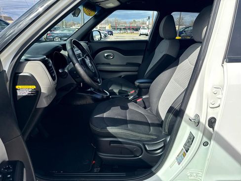 Used 2016 Kia Soul + image 9