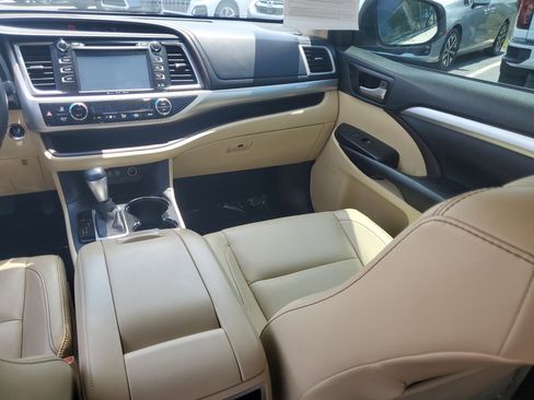 Certified 2017 Toyota Highlander XLE FWD image 18