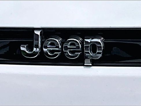 Used 2023 Jeep Grand Cherokee Laredo AWD/4WD image 26