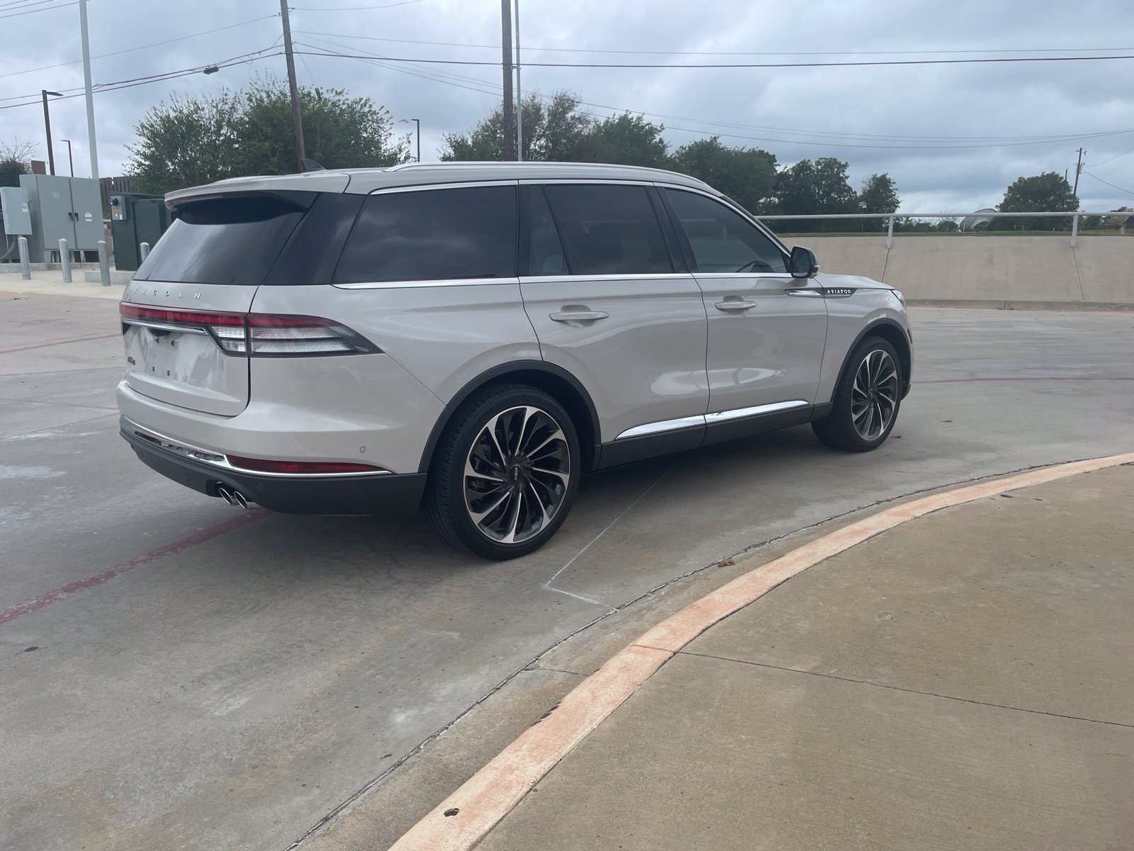 Used 2024 Lincoln Aviator Reserve w/ Equipment Group 201A RWD image 4