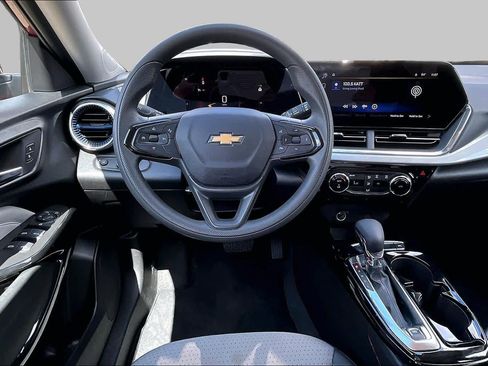 Used 2025 Chevrolet Trax LT FWD image 5