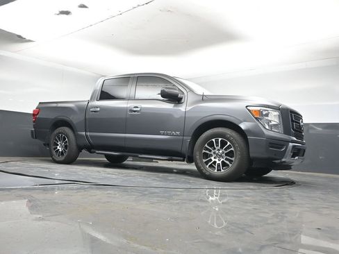 Used 2021 Nissan Titan SV w/ SV Convenience Package image 16