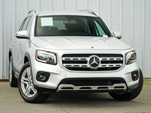 Used 2021 Mercedes-Benz GLB 250 4MATIC w/ Premium Package image 2