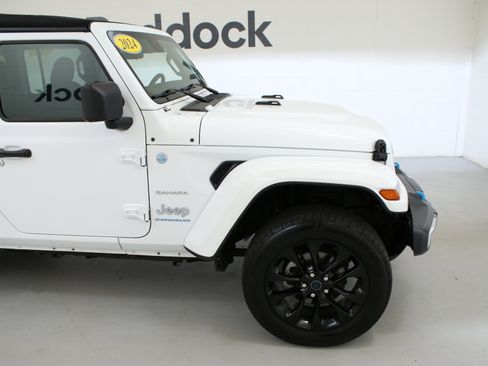 Used 2024 Jeep Wrangler Unlimited Sahara AWD/4WD image 11