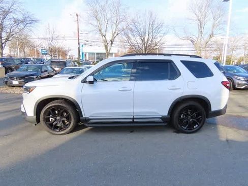 Certified 2025 Honda Pilot Touring image 3
