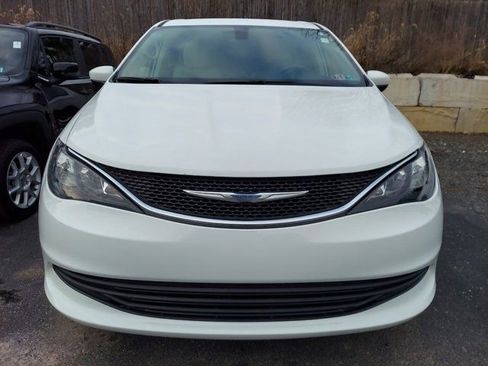 Used 2018 Chrysler Pacifica Touring-L Plus FWD image 2