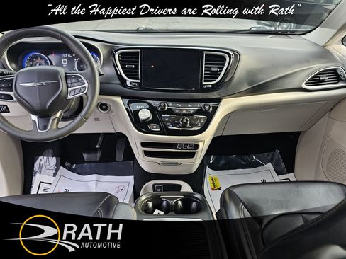 Used 2023 Chrysler Pacifica Touring-L FWD image 10