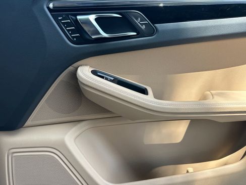 Certified 2025 Porsche Macan AWD/4WD image 19