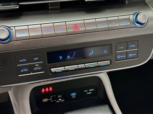 Used 2025 Hyundai Kona SEL AWD/4WD image 24