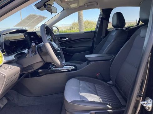 Used 2025 Chevrolet Trax LT FWD image 18