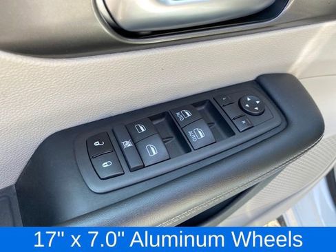 Used 2024 Chrysler Pacifica Touring-L image 18