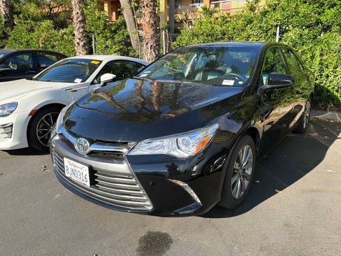 Used 2017 Toyota Camry XLE FWD image 2