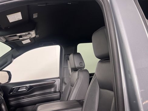 Used 2025 Chevrolet Suburban Z71 image 23