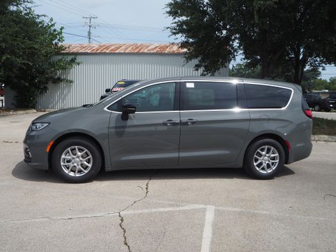 New 2025 Chrysler Pacifica Select w/ Uconnect Theater Family Group image 2