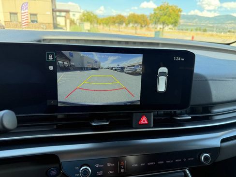 Used 2025 Kia Carnival FWD image 34