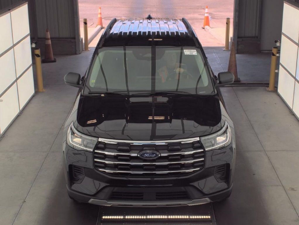 Used 2025 Ford Explorer Active AWD/4WD image 3