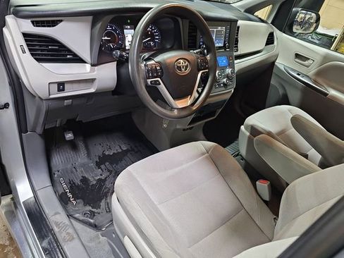 Used 2020 Toyota Sienna L image 11