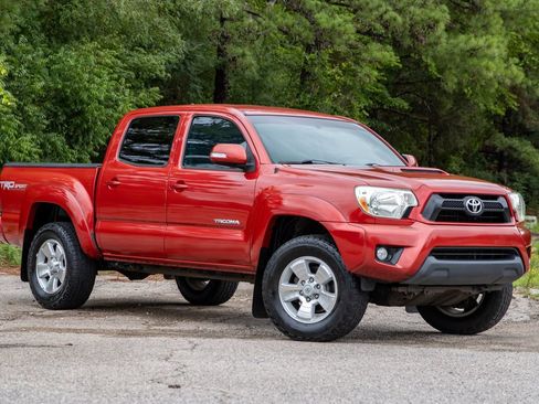 Used 2015 Toyota Tacoma PreRunner w/ TRD Sport Package RWD image 3