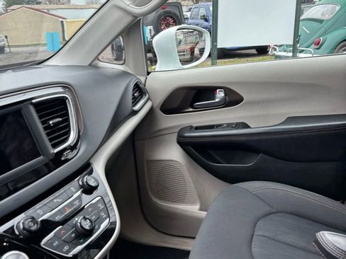 Used 2018 Chrysler Pacifica Touring Plus w/ Tire & Wheel Group image 43