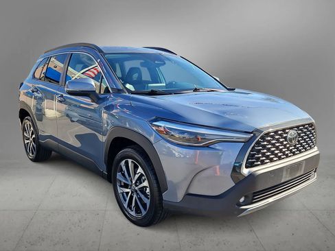Used 2023 Toyota Corolla Cross XLE image 2
