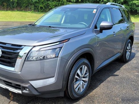 Used 2025 Nissan Pathfinder SL FWD image 3