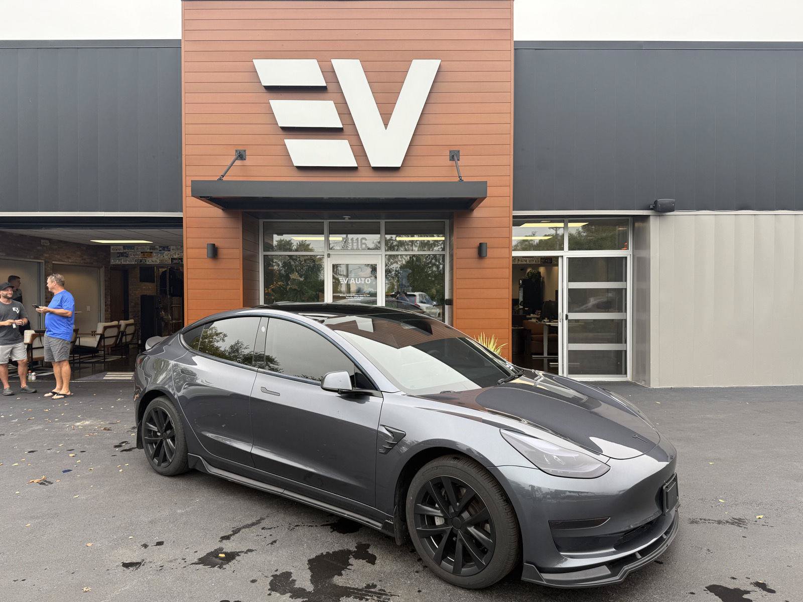 Used 2023 Tesla Model 3 Standard Range RWD image 1