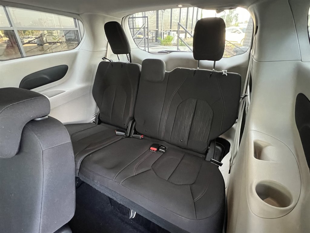 Used 2018 Chrysler Pacifica Touring Plus w/ Tire & Wheel Group FWD image 15