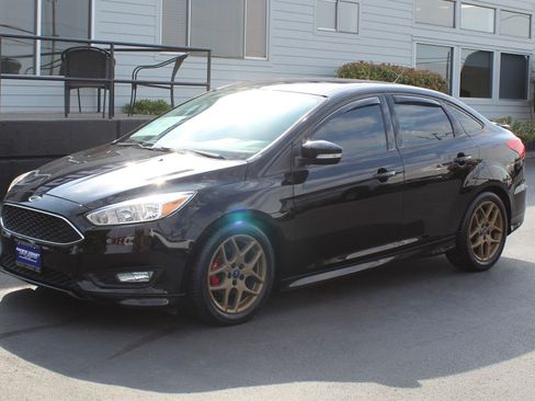 Used 2016 Ford Focus SE w/ SE Sport Package FWD image 2