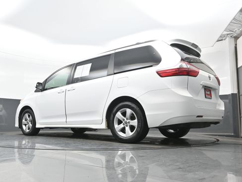 Used 2020 Toyota Sienna LE image 30