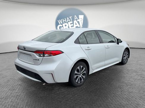 Used 2022 Toyota Corolla LE image 3