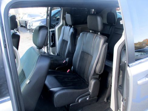 Used 2016 Dodge Grand Caravan SXT image 9