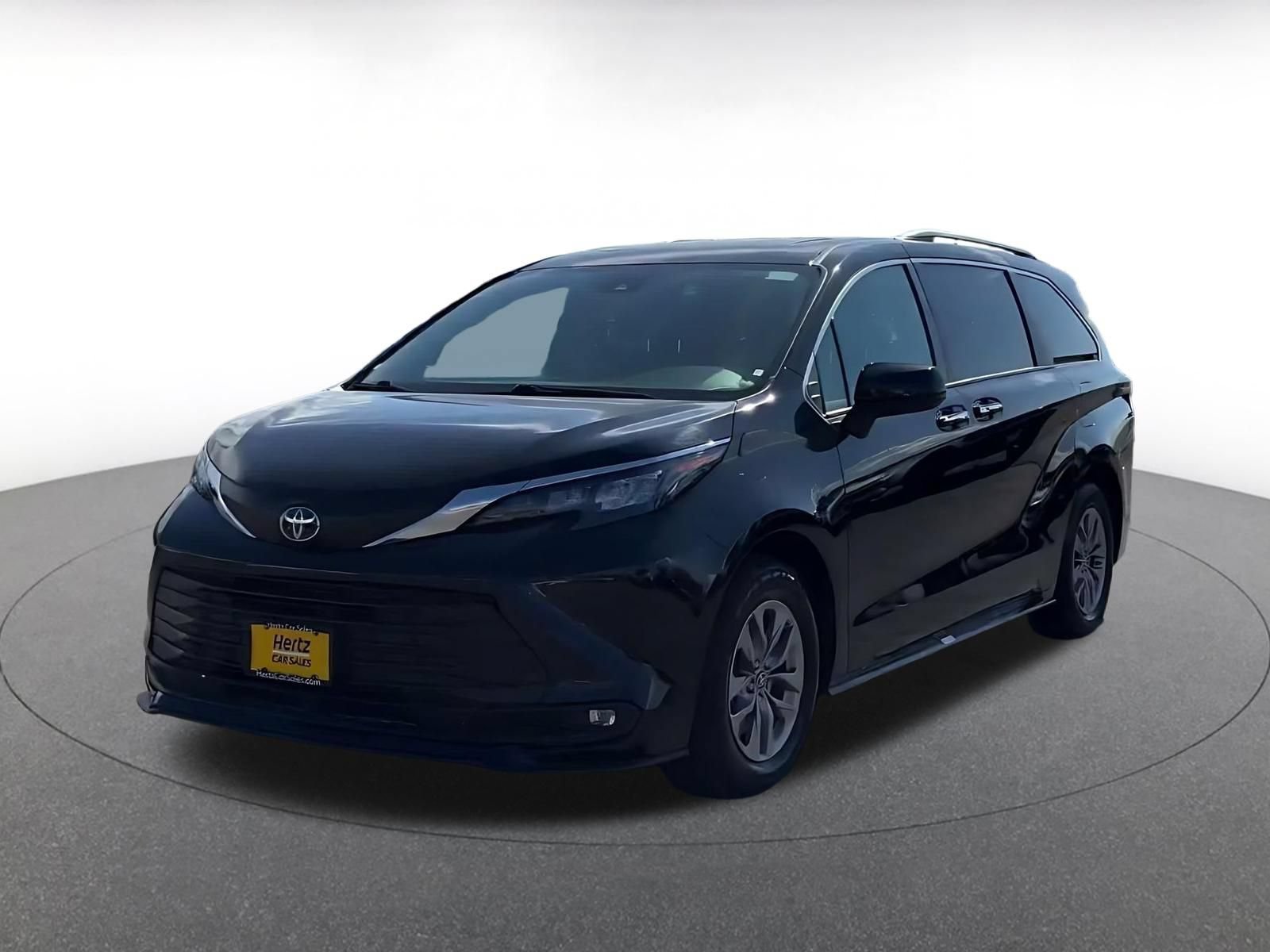 Used 2025 Toyota Sienna XLE FWD image 6