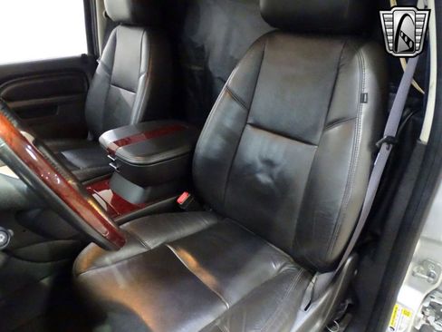 Used 2011 Cadillac Escalade ESV Premium image 20